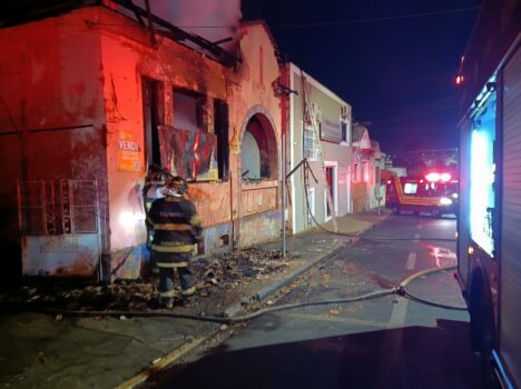 Bombeiros apagam incêndio em imóvel na área central (Foto: O Diário de Barretos)