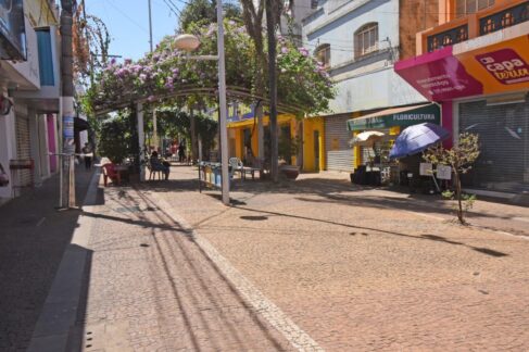 Comércio cobra abertura da avenida 17