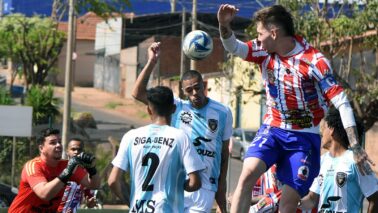 O Campeonato Amador Varzeano das Séries A e B prosseguiu no final de semana com 13 jogos realizados nos campos de futebol existentes na cidade.