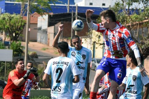 O Campeonato Amador Varzeano das Séries A e B prosseguiu no final de semana com 13 jogos realizados nos campos de futebol existentes na cidade.