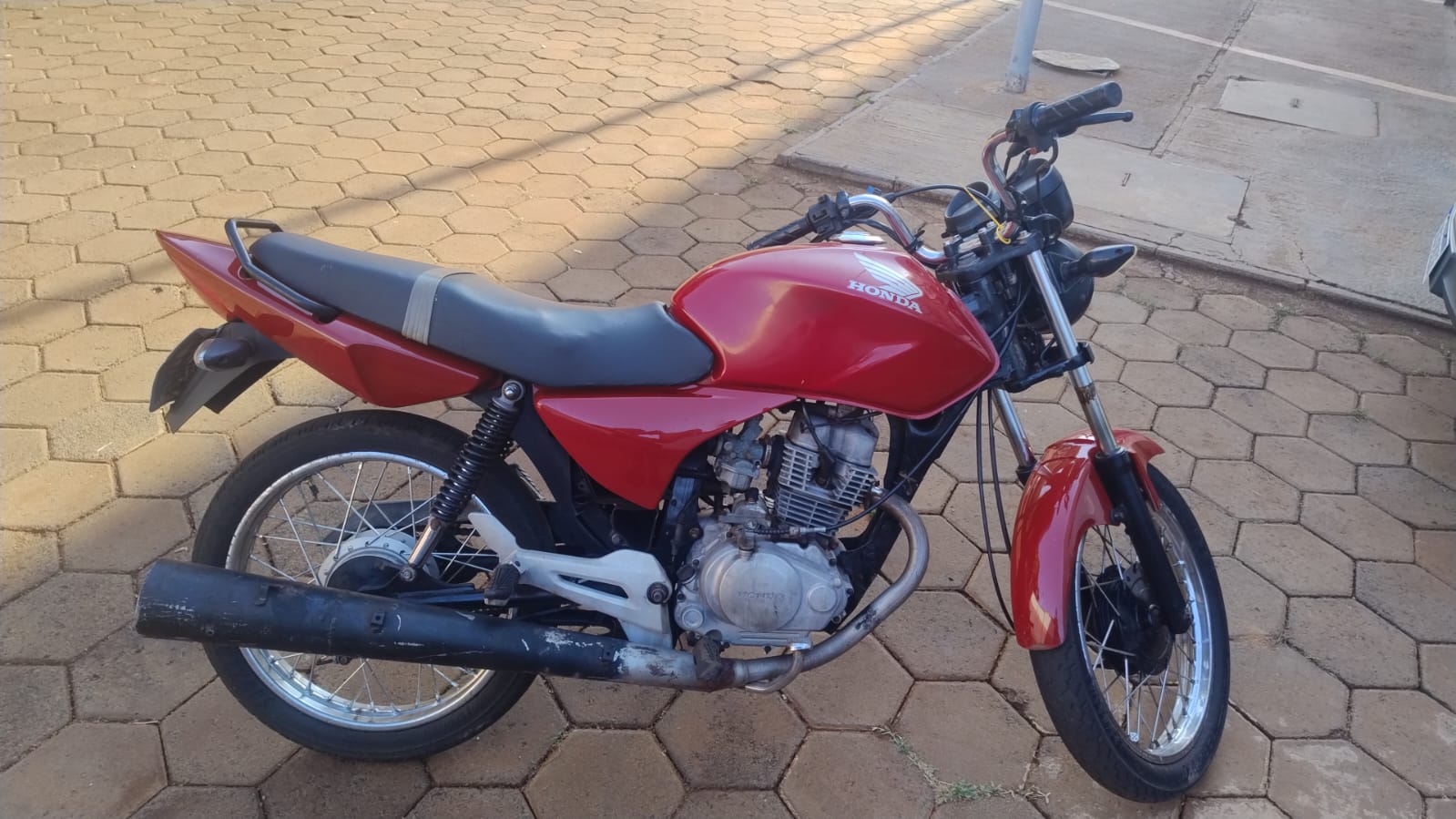 PM aborda condutor e apreende moto com sinais identificadores adulterados
