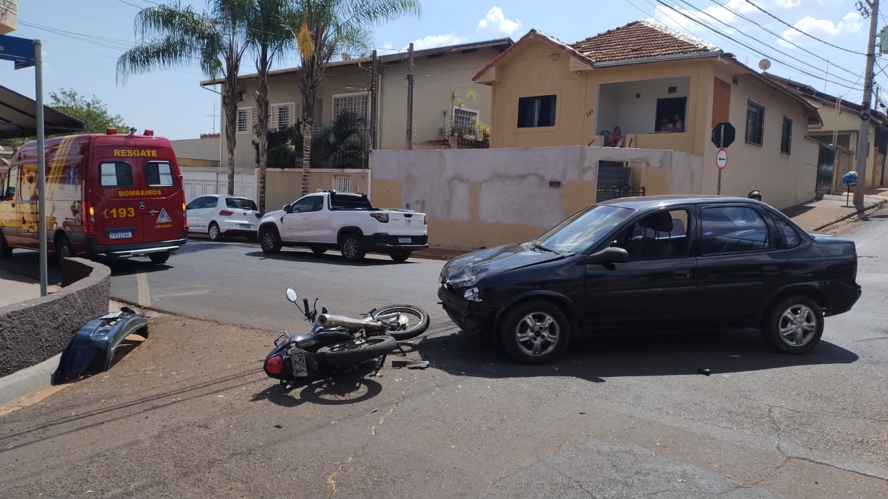 Bombeiros socorrem motociclista vítima de acidente