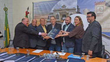 A Biblioteca Pública Municipal Affonso D’Escragnole Taunay recebeu um exemplar da Bíblia Sagrada em braile, sistema de leitura e escrita tátil destinado a pessoas com deficiência visual.