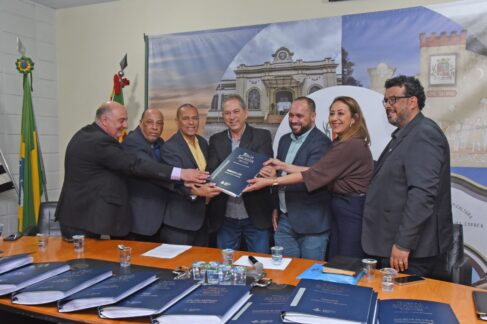 A Biblioteca Pública Municipal Affonso D’Escragnole Taunay recebeu um exemplar da Bíblia Sagrada em braile, sistema de leitura e escrita tátil destinado a pessoas com deficiência visual.