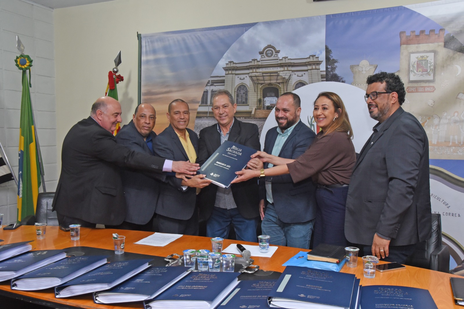 Conselho de Pastores doa Bíblia em braile para Biblioteca Municipal