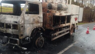 Bombeiros apagam incêndio em caminhão carregado de combustível (Foto: O Diario de Barretos)