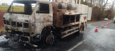 Bombeiros apagam incêndio em caminhão carregado de combustível (Foto: O Diario de Barretos)