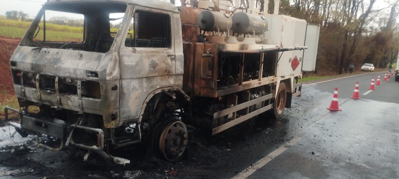 Bombeiros apagam incêndio em caminhão carregado de combustível