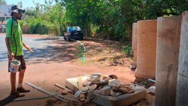 Descarte irregular de lixo se repete em áreas de grande circulação