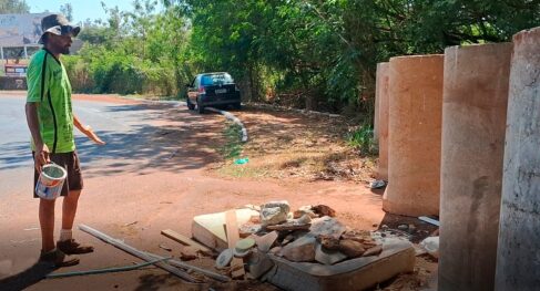 DESRESPEITO: Itamar recolhe reciclável jogado próximo a uma rotatória Descarte irregular de lixo se repete em áreas de grande circulação
