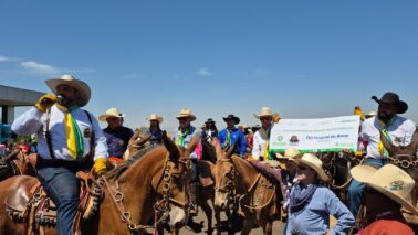O 5º Encontro Nacional de Muladeiros do Bem 2025 prosseguiu na manhã de ontem (18), com a tradicional Cavalgada que saiu do Rancho Nossa Senhora de Guadalupe localizado na Vicinal Pedro Vicentini até o Hospital de Amor.