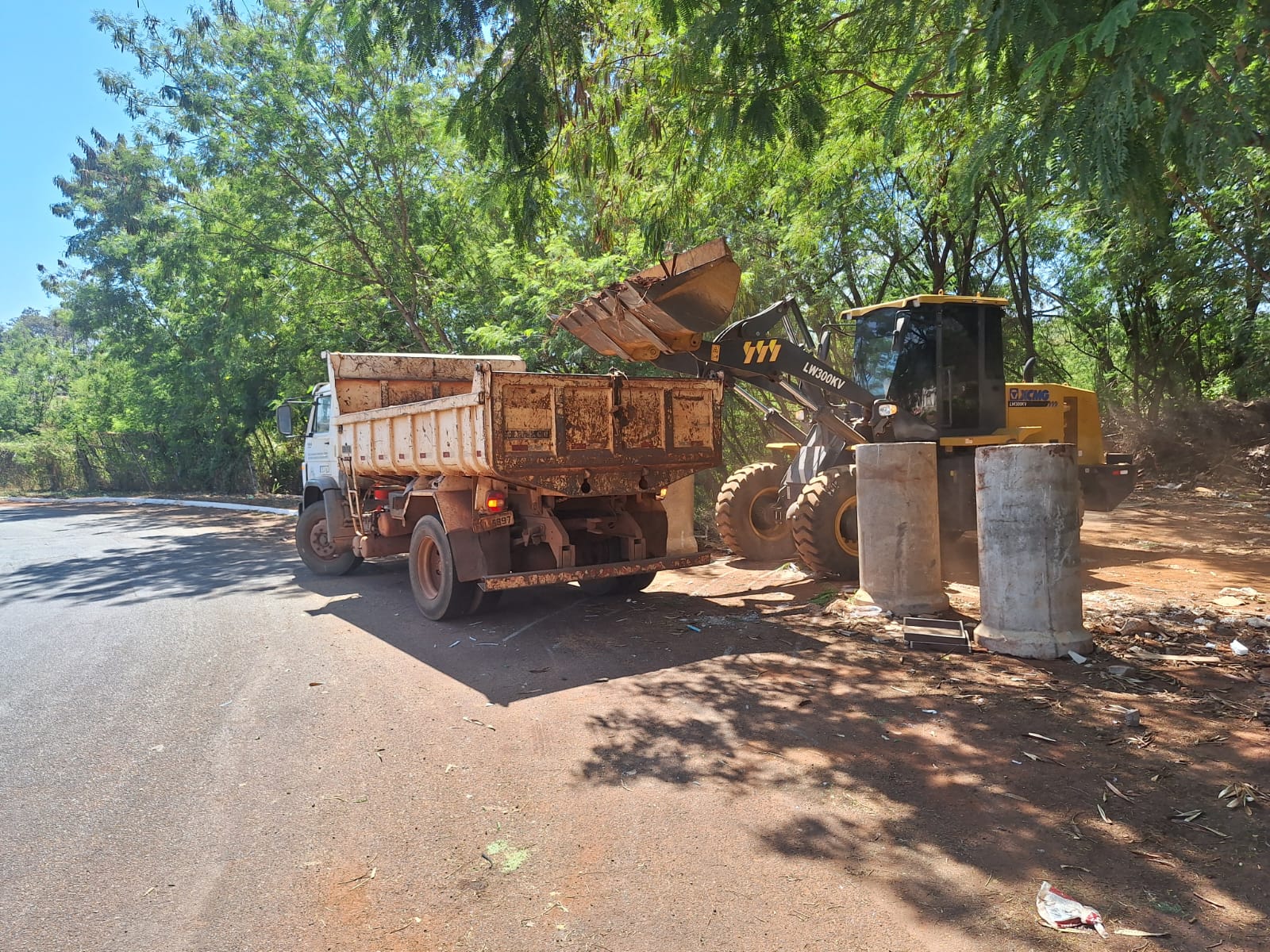 Administração realiza limpeza em ponto de descarte de entulhos