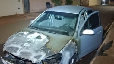 Idoso é preso após incendiar veículos no bairro América (Foto: O Diário de Barretos)
