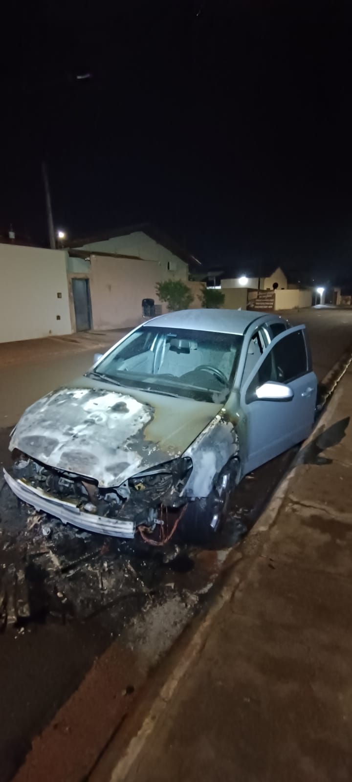 Idoso é preso após incendiar veículos no bairro América