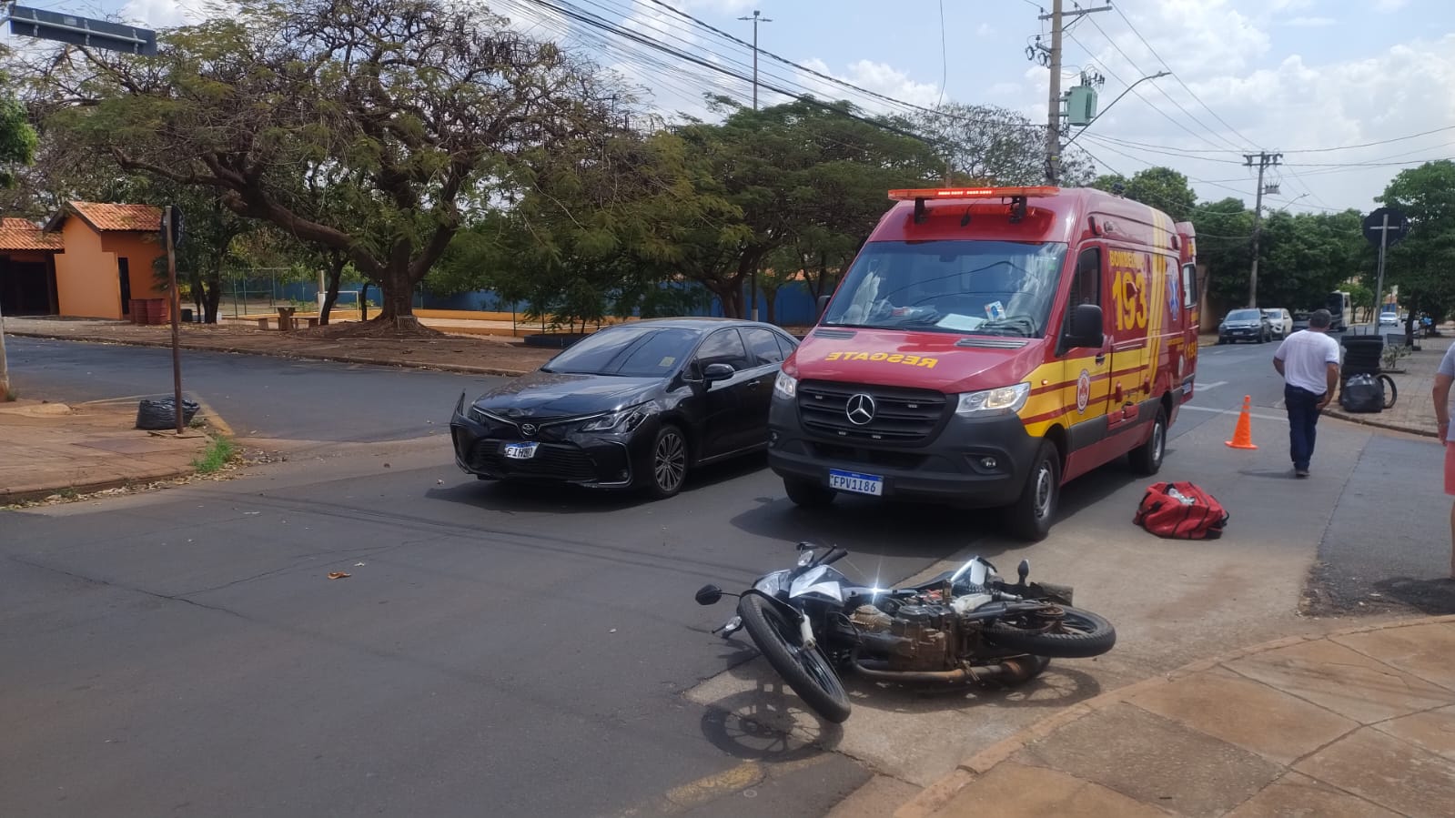 Bombeiros socorrem motociclista vítima de acidente