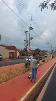 TRÂNSITO: Equipe em inspeção de equipamento na av. João Batista da Rocha Radares recebem certificação após inspeção em Barretos
