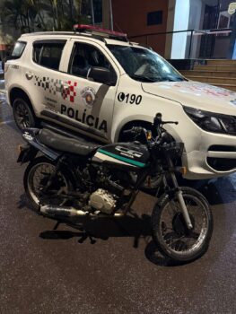 Motociclista é surpreendido empinando moto com sinais identificadores adulterados (Foto: O Diário de Barretos) Motociclista é surpreendido empinando moto com sinais identificadores adulterados (Foto: O Diário de Barretos)