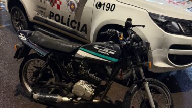 Motociclista é surpreendido empinando moto com sinais identificadores adulterados (Foto: O Diário de Barretos)