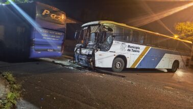 Colisão envolve dois ônibus utilizados em transporte de estudantes (Foto: O Diário de Barretos)