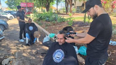 Quem passou na tarde desta terça-feira (23), pela Praça São Benedito se deparou com um verdadeiro salão de cabeleireiro montado a céu aberto.