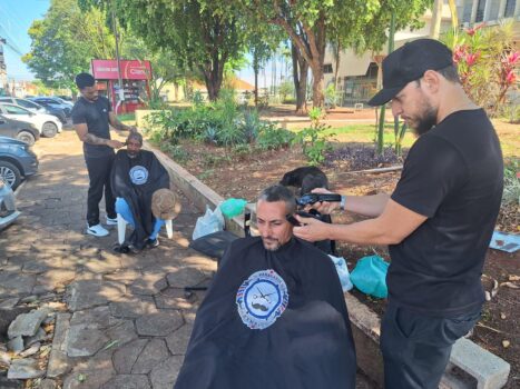 Quem passou na tarde desta terça-feira (23), pela Praça São Benedito se deparou com um verdadeiro salão de cabeleireiro montado a céu aberto.