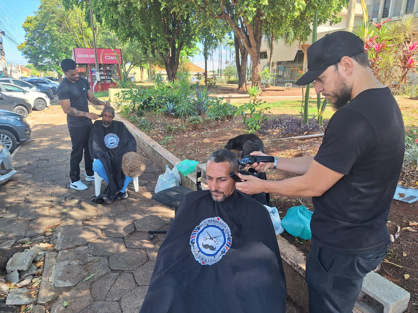 Cabeleireiro coordena projeto voluntario de corte de cabelo gratuito na cidade