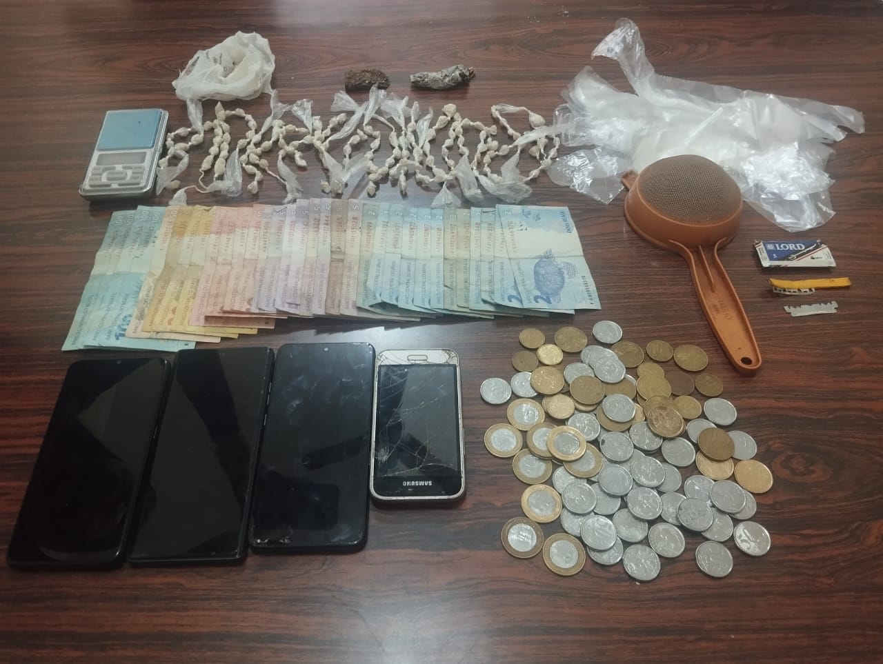 Polícia Militar detém dois na prática de tráfico de entorpecentes