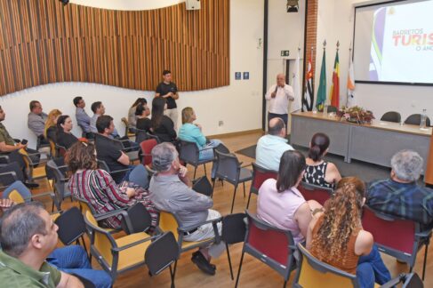 DISCUSSÃO: Autoridades e representantes de vários setores discutem o turismo na cidade Barretos abre Semana do Turismo com palestras