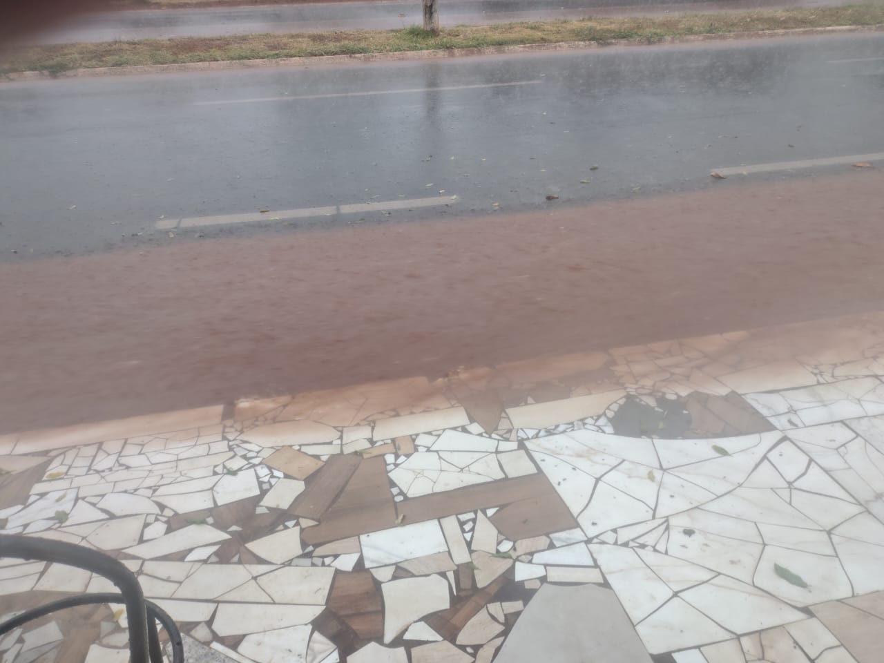 Munícipe reclama de bueiros entupidos em avenida