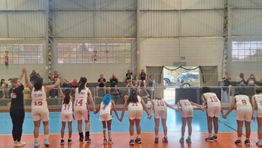 As meninas do Colégio FEB/APAB Barretos comandadas pela treinadora Cynthia Almeida, com a supervisão da presidente Thais Soares da Silva, jogam na tarde desta sexta-feira (26), às 15h