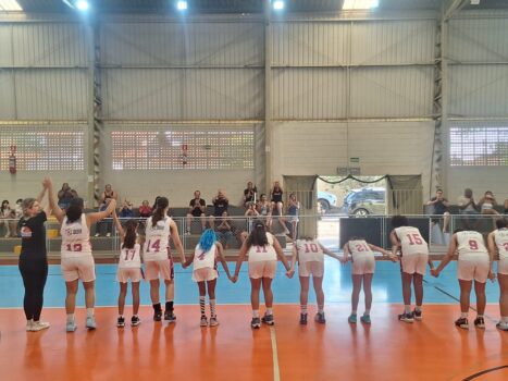 As meninas do Colégio FEB/APAB Barretos comandadas pela treinadora Cynthia Almeida, com a supervisão da presidente Thais Soares da Silva, jogam na tarde desta sexta-feira (26), às 15h