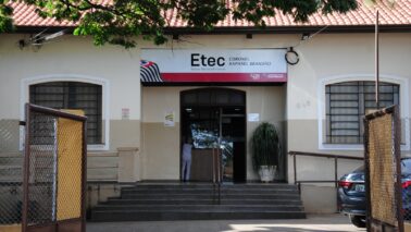 Os funcionários e docentes da ETEC Raphael Brandão aderiram à paralisação realizada na última terça-feira (17).