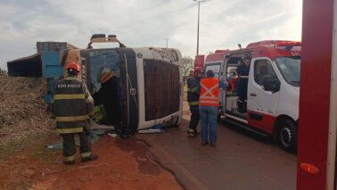 Caminhão canavieiro tomba em rotatória na vicinal Pedro Vicentini (Foto: O Diário de Barretos)