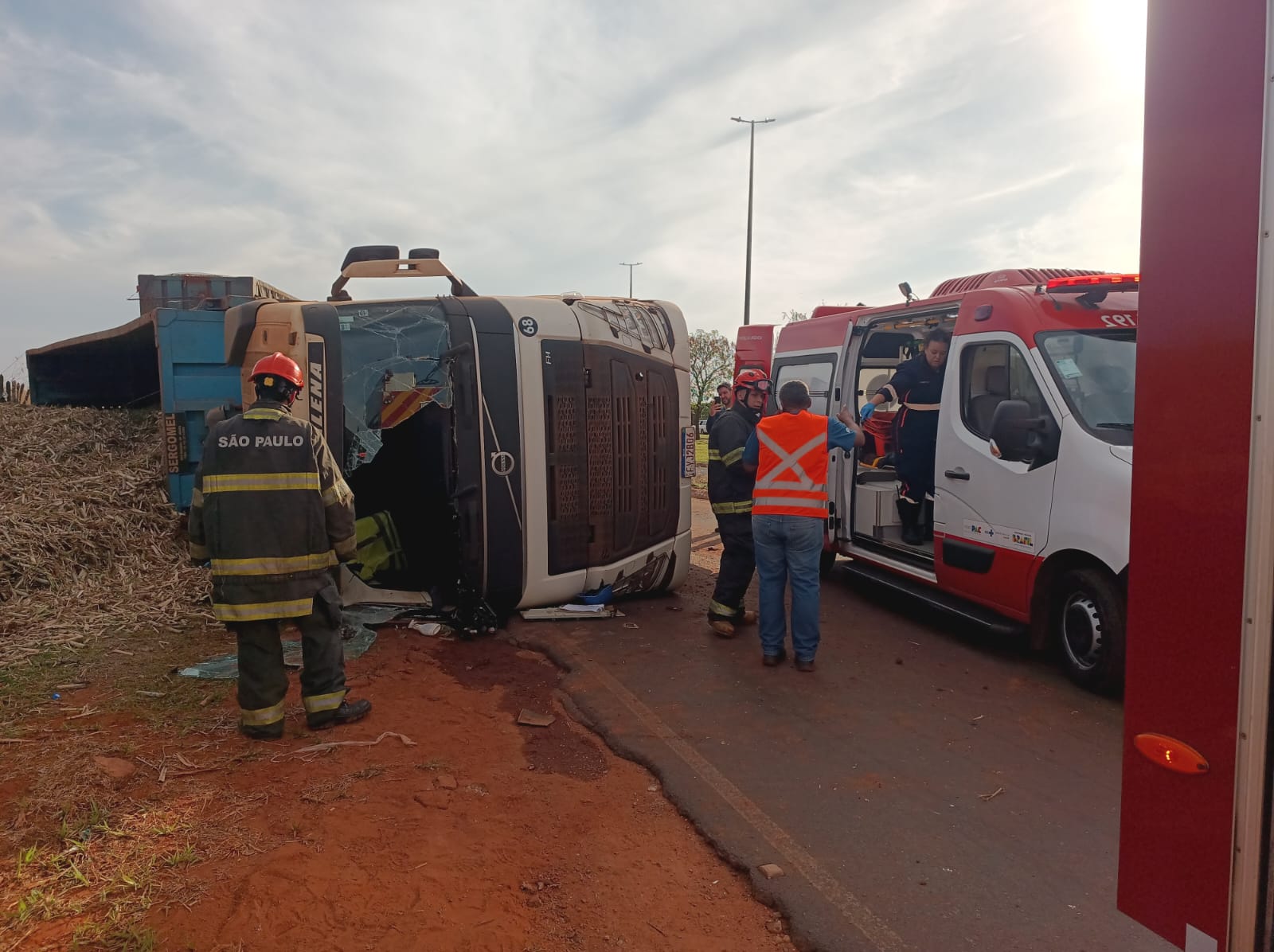 Caminhão canavieiro tomba em rotatória na vicinal Pedro Vicentini