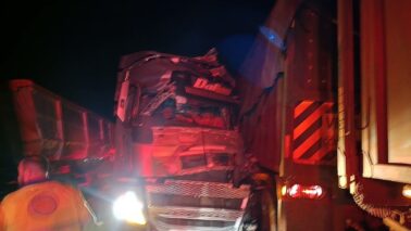 Colisão envolvendo caminhões deixa motorista gravemente ferido (Foto: O Diário de Barretos)