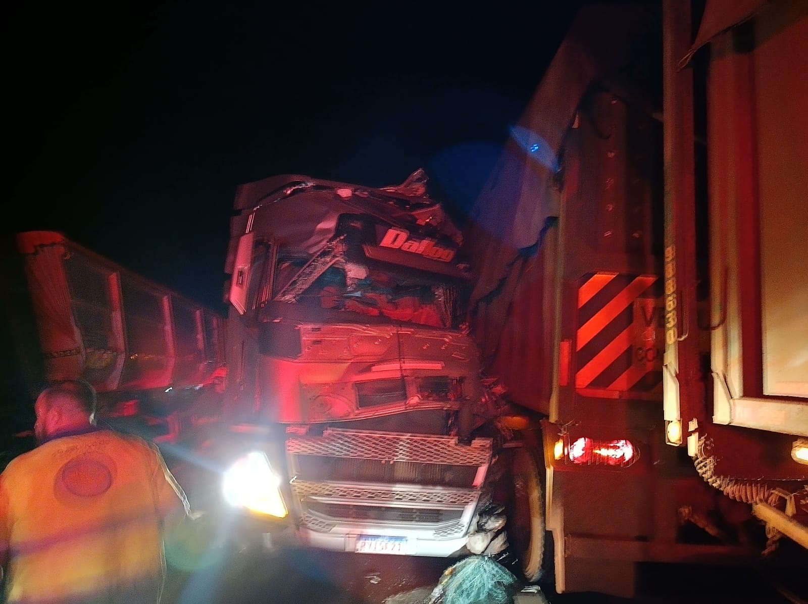 Colisão envolvendo caminhões deixa motorista gravemente ferido