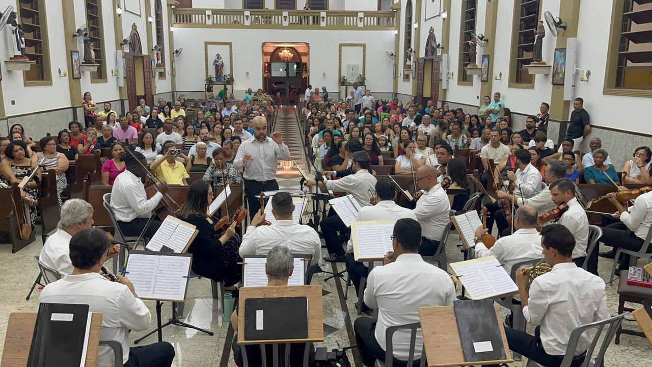 Público lota Igreja do Bom Jesus para assistir Orquestra Sinfônica