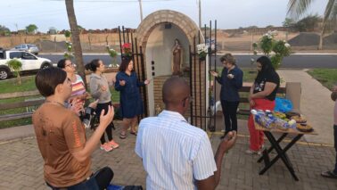 Um grupo de barretenses ligados ao Bonde do Tigrão e a Paróquia Nossa Senhora Aparecida – Minibasílica se reuniram na manhã desta segunda-feira (29), às 4h da madrugada para rezarem ao vivo o Rosário do Frei Gilson