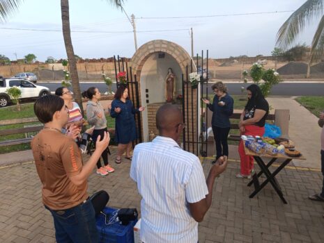 Um grupo de barretenses ligados ao Bonde do Tigrão e a Paróquia Nossa Senhora Aparecida – Minibasílica se reuniram na manhã desta segunda-feira (29), às 4h da madrugada para rezarem ao vivo o Rosário do Frei Gilson