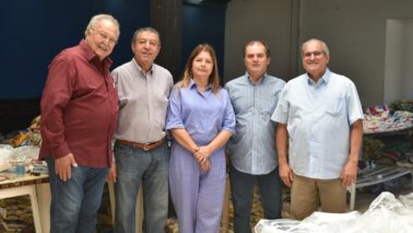 Mussa, Hussein, Roselaine, Hugo e Luis Umberto no local onde é feita a triagem dos produtos (Foto: Divulgação)