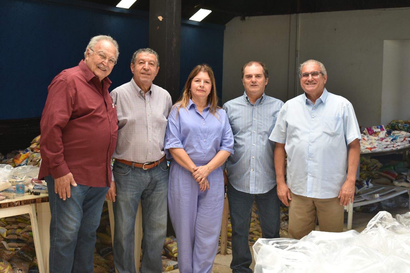 Dirigentes de Os Independentes acompanham triagem de alimentos
