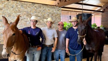 Organizador Antenor Prata com a primeira tropa de Muladeiros que chegou para o evento no Rancho Guadalupe