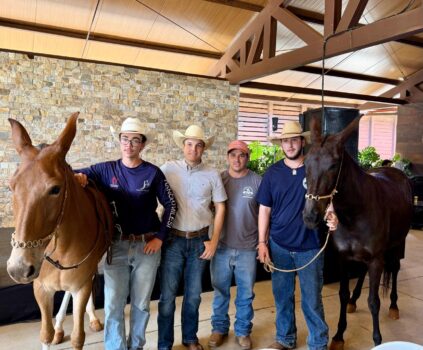 Organizador Antenor Prata com a primeira tropa de Muladeiros que chegou para o evento no Rancho Guadalupe