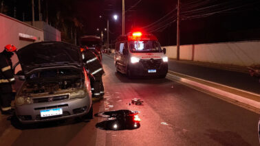 Condutor é socorrido após capotamento na avenida Ibirapuera (Foto: O Diário de Barretos)