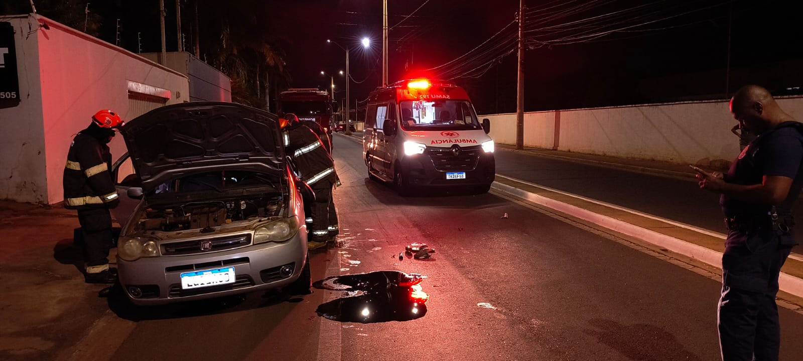 Condutor é socorrido após capotamento na avenida Ibirapuera