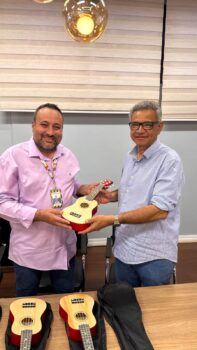 Anderson, do Instituto, recebeu os instrumentos de Ricardo