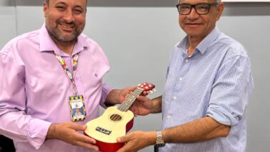 Anderson, do Instituto, recebeu os instrumentos de Ricardo