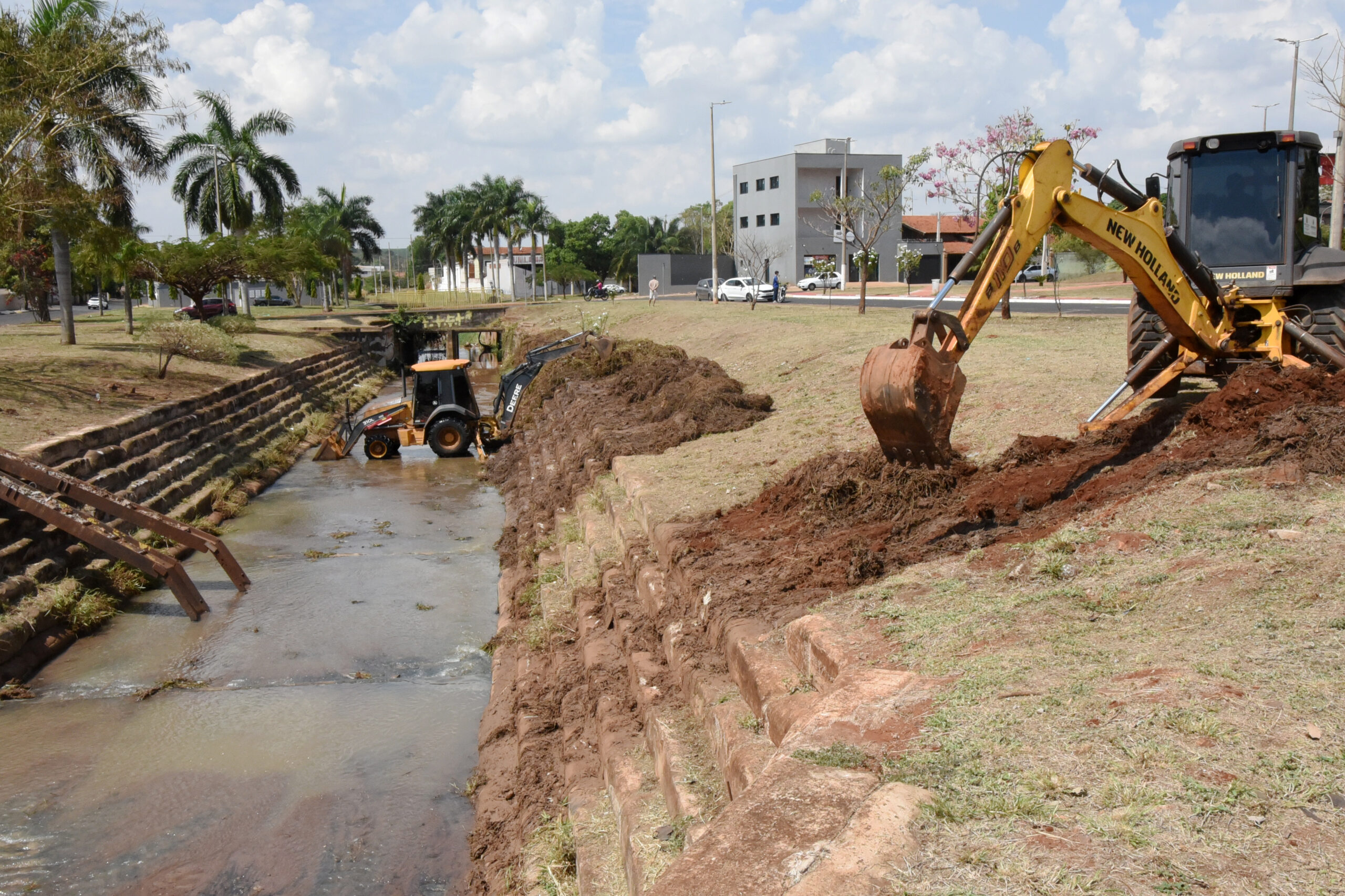 Prefeitura inicia limpeza preventiva no córrego do Aleixo