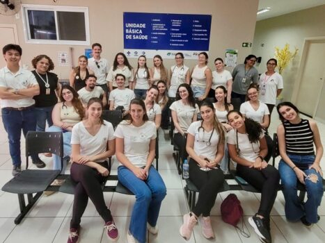 Universitários e profissionais de saúde que atuam na campanha que atende barretenses (Foto: Divulgação)