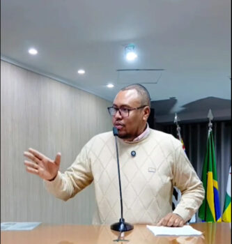 Tiagão Alves foi à tribuna e mostrou os problemas estruturais do prédio inaugurado em 2024 (Foto: Reprodução)